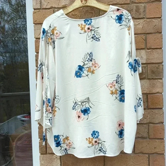 Cold Arm  Blouse - Picture 4 of 11